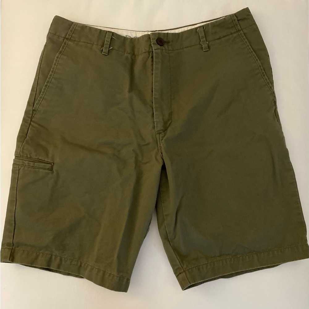 DOCKERS - SIZE 32 - AVOCADO GREEN SHORTS